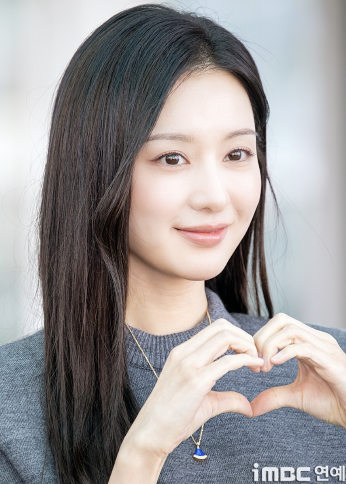 Kim Ji Won ra sân bay thôi cũng toát ra “đầy mùi tiền”- Ảnh 5.