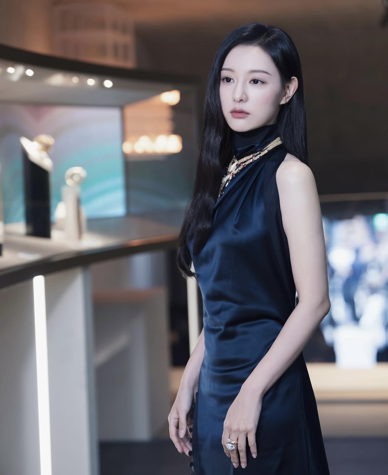 Kim Ji Won ra sân bay thôi cũng toát ra “đầy mùi tiền”- Ảnh 9.