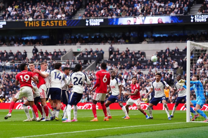 Cú đánh đầu mở tỷ số của Igor Jesus (số 19). Ảnh: PA