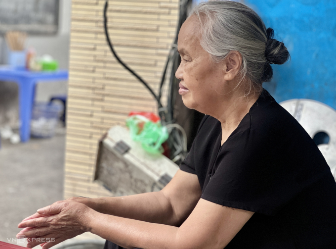 Bà Khuê, Hà Nội, nghỉ hưu 22 năm với mức hiện hưởng 6 triệu đồng. Ảnh: Hồng Chiêu