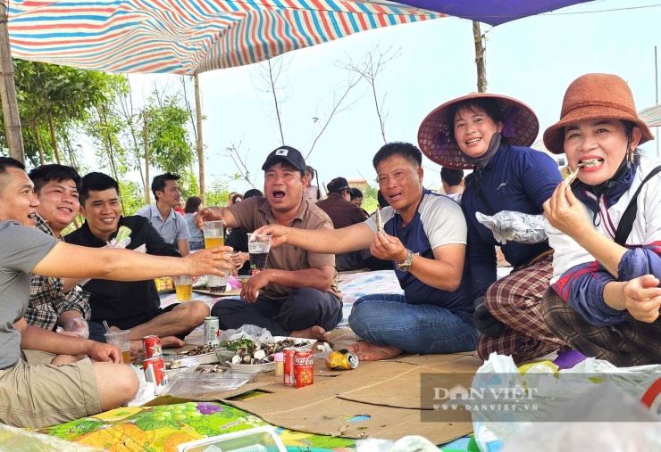 “Hot trend ở Nghệ An, dân tình kéo nhau ra ngồi ngoài bãi biển chỉ để được ăn cá trích nướng 3 Chỉ với chiếc bạt che, manh chiếu trải tạm trên nền cát, nơi đây trở thành địa điểm lý tưởng để ngồi thưởng thức món cá trích nướng thơm phức, cùng các loại hải sản tươi rói. Ngồi bên bãi biển thưởng thức hải sản nướng than hoa khiến nhiều người thích thú. Ảnh: N.T