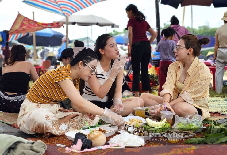 “Hot trend ở Nghệ An, dân tình kéo nhau ra ngồi ngoài bãi biển chỉ để được ăn cá trích nướng 4 Nhiều "hot girl" cũng tìm về đây để được thưởng thức những món ăn mang hương vị của biển. Đặc biệt, món cá trích nướng là không thể thiếu. Ảnh: N.T