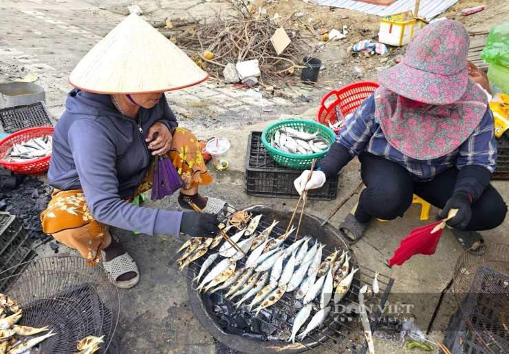 “Hot trend ở Nghệ An, dân tình kéo nhau ra ngồi ngoài bãi biển chỉ để được ăn cá trích nướng 6 Cá trích chỉ cần rửa sạch là có thể nướng ngay trên than hoa đang đỏ rực, tỏa mùi hương thơm phức. Ảnh: N.T