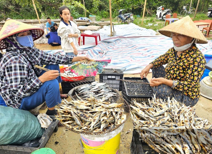 “Hot trend ở Nghệ An, dân tình kéo nhau ra ngồi ngoài bãi biển chỉ để được ăn cá trích nướng 7 Cá trích xưa kia được bán với giá rẻ, là món ăn của nhà nghèo. Loài cá này được chứng minh giàu omega 3, nhiều chất dinh dưỡng tốt cho sức khỏe. Vì thế, thời gian gần đây loài cá này được nhiều người tìm, thưởng thức. Ảnh: N.T