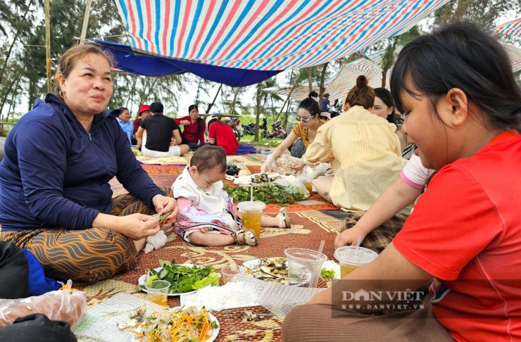 “Hot trend ở Nghệ An, dân tình kéo nhau ra ngồi ngoài bãi biển chỉ để được ăn cá trích nướng 9 Du khách khắp nơi tìm về bãi biển xã Hải Châu, tỉnh Nghệ An thưởng thức món cá trích giúp người dân nơi đây có thêm nguồn thu nhập. Ảnh: N.T