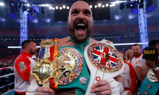 Fury phấn khích sau khi bảo vệ thành công đai WBC hạng nặng, đai The Ring và Union Belt - chiếc đai phiên bản đặc biệt được làm riêng cho trận đấu với Dilian Whyte tại Wembley ngày 23/4/2022. Ảnh: Reuters
