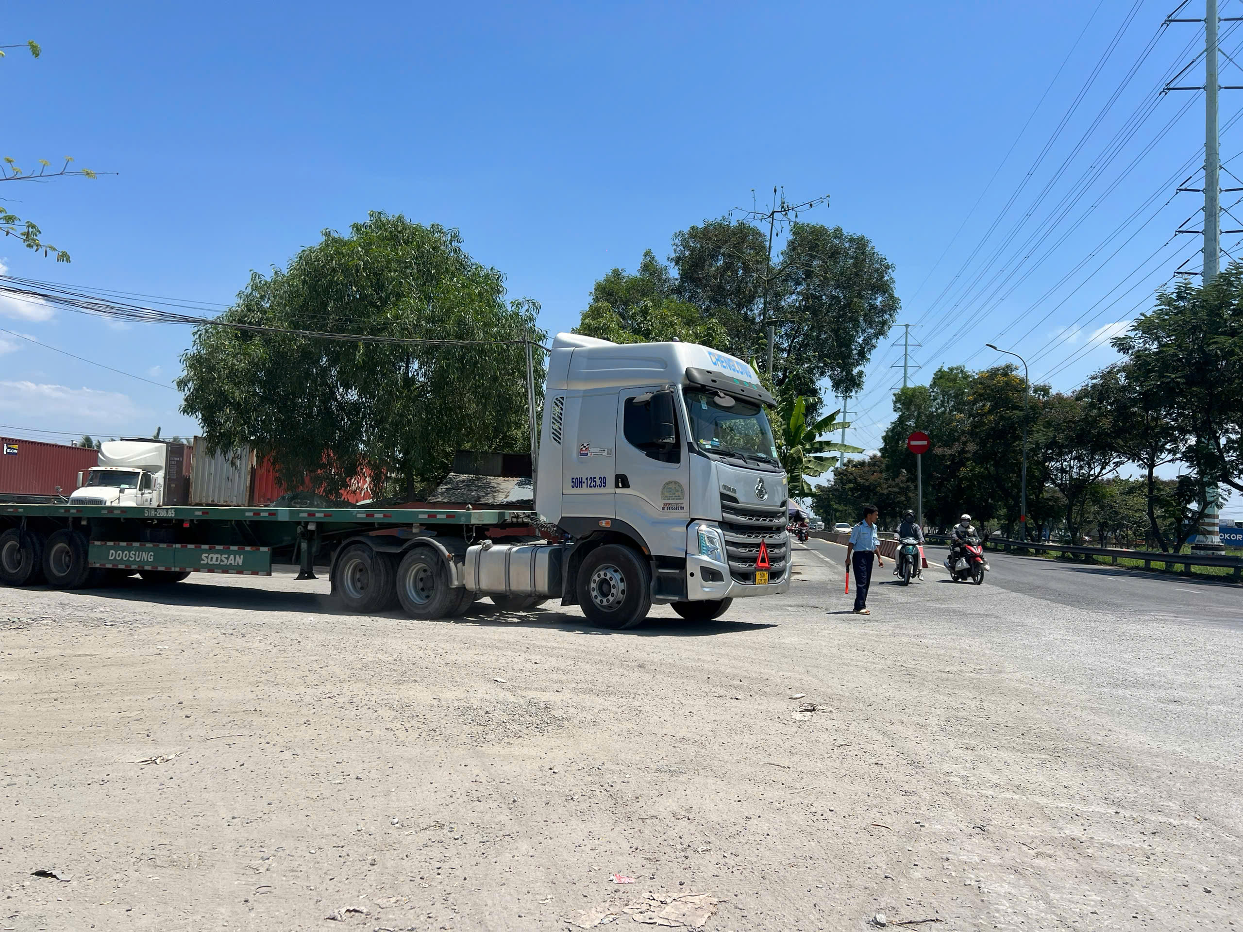 Loạt bãi xe trái phép đường Võ Chí Công: Không lẽ bó tay?- Ảnh 3.