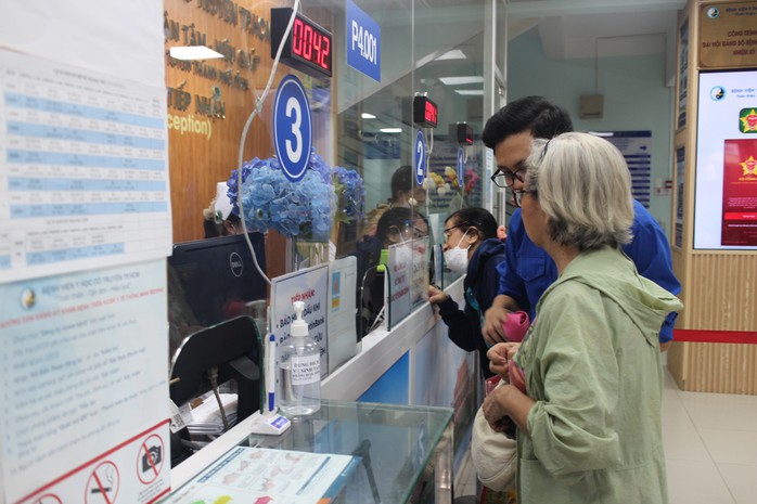 Khám chữa bệnh BHYT năm 2026: Thủ tục mới nhất người dân cần biết 5 Người bệnh cung cấp thông tin mã số thẻ BHYT để cơ sở khám bệnh, chữa bệnh thực hiện tra cứu thông tin trên Cổng tiếp nhận dữ liệu của BHXH Việt Nam