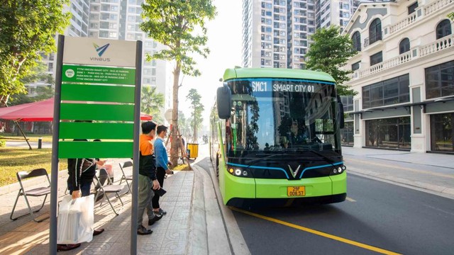 Nhiều người chọn xe điện, metro để giảm áp lực giá xăng- Ảnh 2.