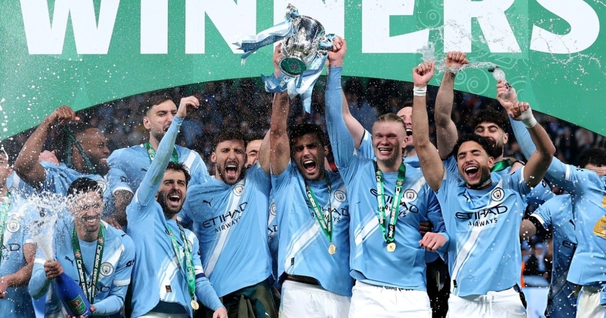 Man City nâng Cup Liên đoàn sau trận gặp Arsenal, ở chung kết trên sân Wembley, London, Anh hôm 22/3. Ảnh: Reuters