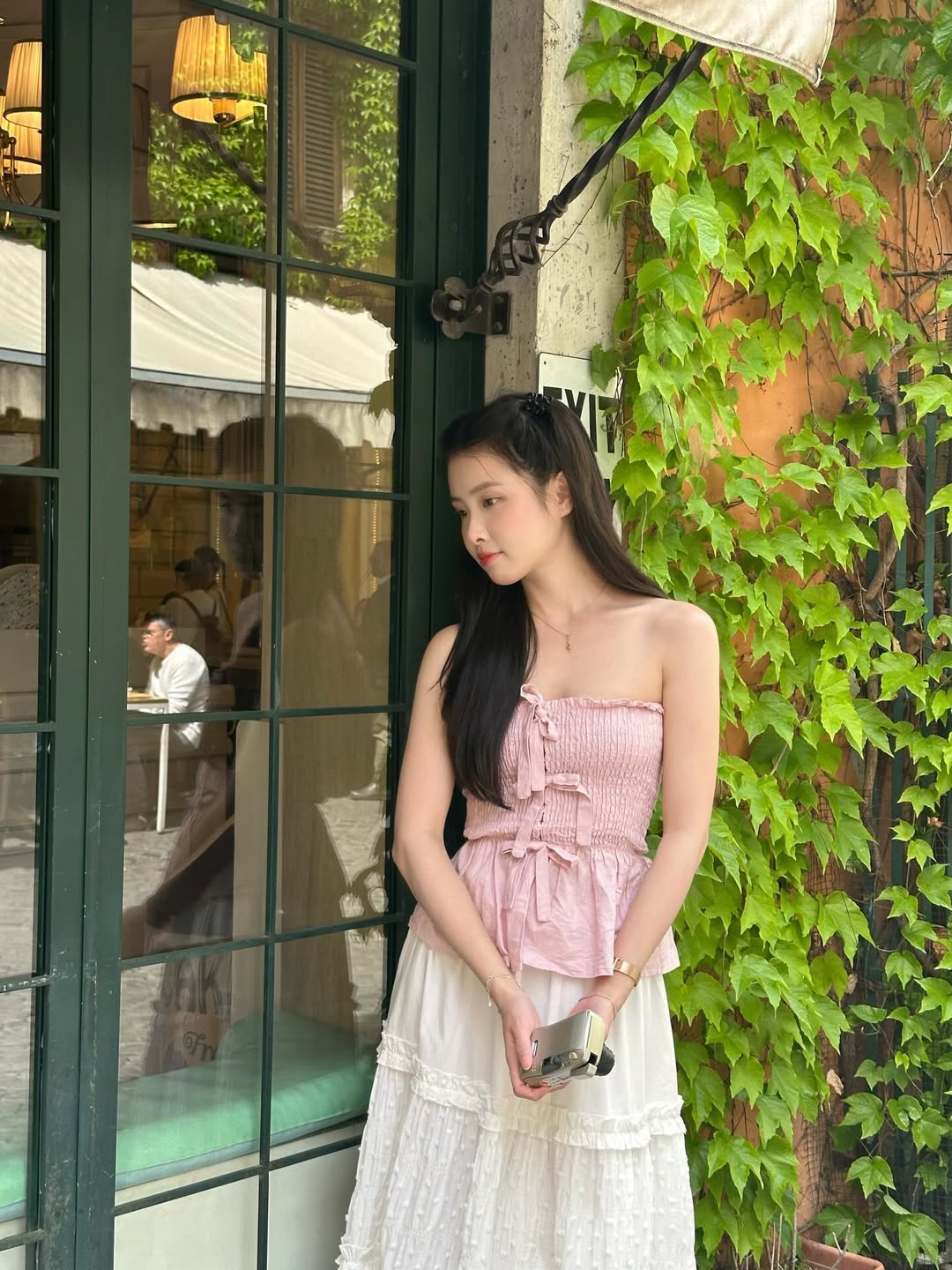 "Bạch nguyệt quang" sống ở Paris gây sốt vì mặc đẹp, đứng cạnh gái Tây không hề lép vế 2 1774224945 737 Bach nguyet quang song o Paris gay sot vi mac