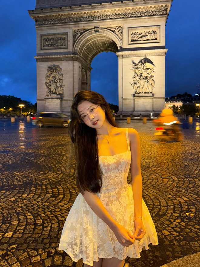 "Bạch nguyệt quang" sống ở Paris gây sốt vì mặc đẹp, đứng cạnh gái Tây không hề lép vế 6 1774224953 903 Bach nguyet quang song o Paris gay sot vi mac