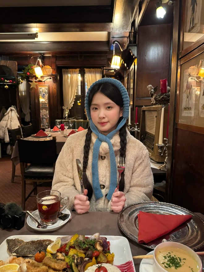 "Bạch nguyệt quang" sống ở Paris gây sốt vì mặc đẹp, đứng cạnh gái Tây không hề lép vế 14 1774224968 925 Bach nguyet quang song o Paris gay sot vi mac