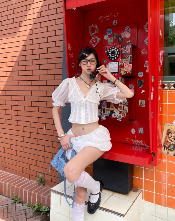 1774224982 145 Bach nguyet quang song o Paris gay sot vi mac