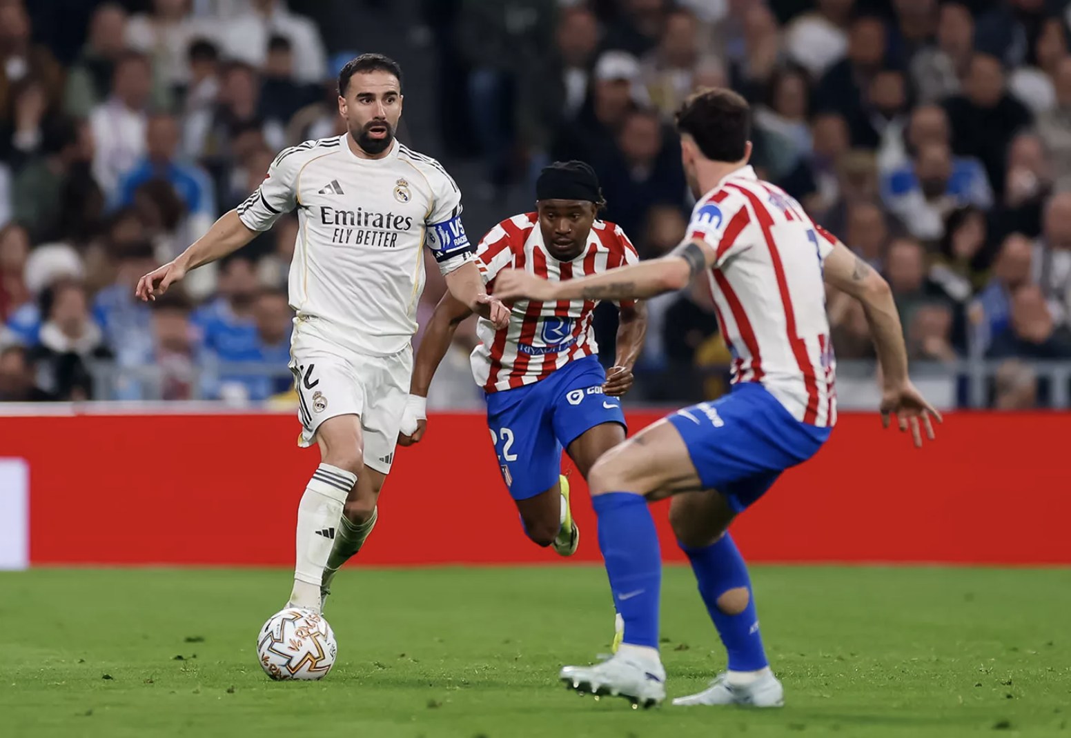 Vinicius Junior rực sáng, Real Madrid thắng nghẹt thở derby Madrid - Ảnh 3.