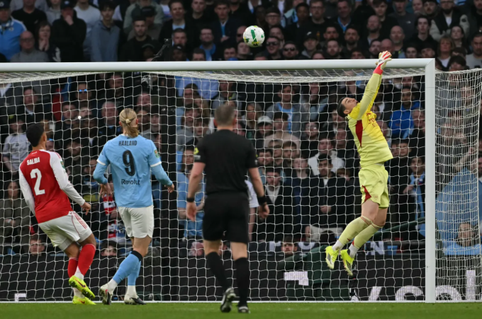 Rồi bắt hụt bóng khiến Arsenal thủng lưới trước trong trận chung kết Cup Liên đoàn trên sân Wembley, London, Anh ngày 22/3/2026. Ảnh: AFP