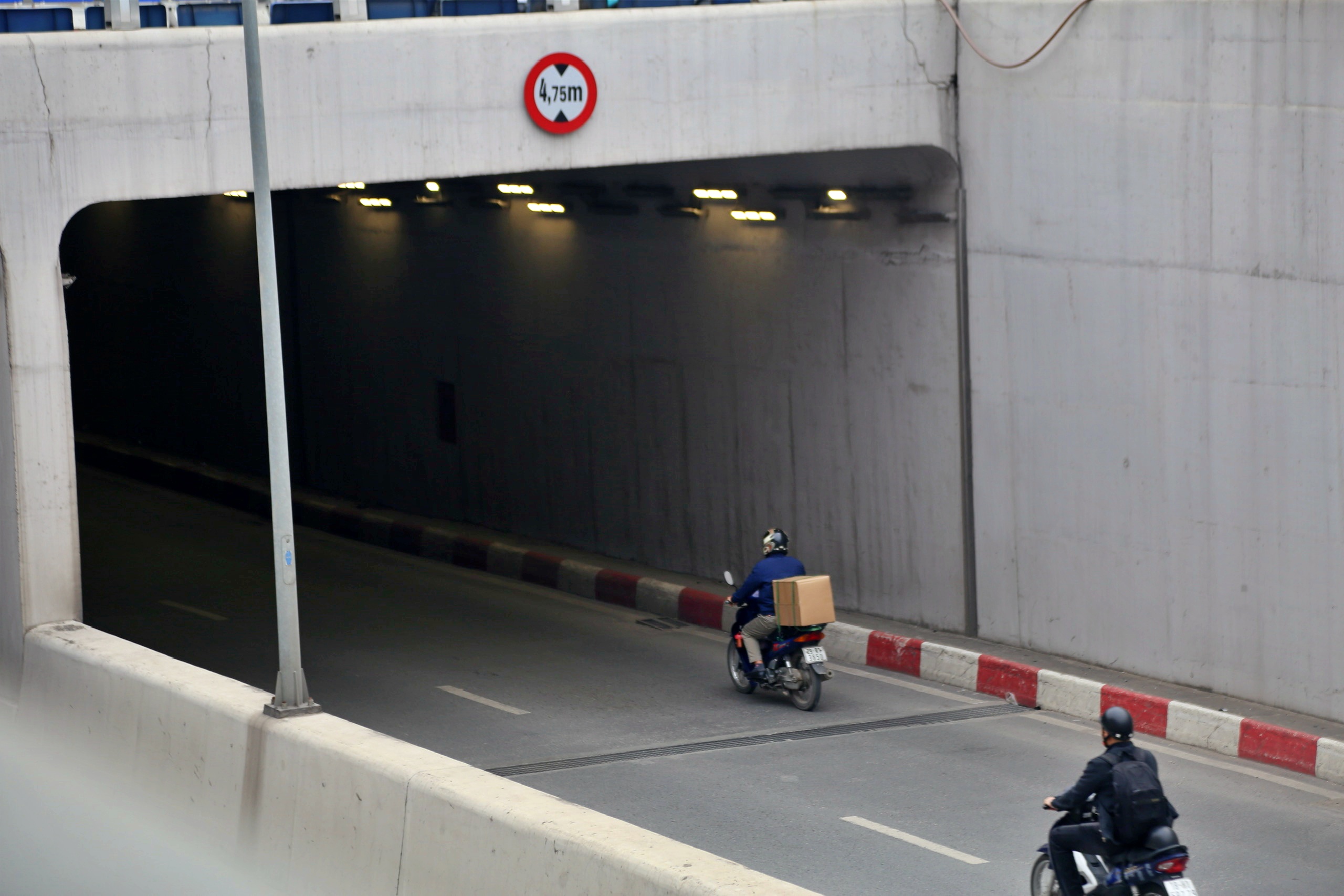 Nhiều vết nứt tại hầm chui 700 tỉ đồng ở Hà Nội 2 Hầm chui 700 tỉ đồng ở Hà Nội xuất hiện nhiều vết nứt - Ảnh 2.