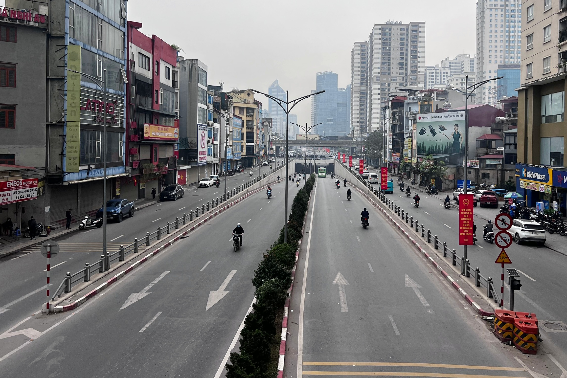 Nhiều vết nứt tại hầm chui 700 tỉ đồng ở Hà Nội 3 Hầm chui 700 tỉ đồng ở Hà Nội xuất hiện nhiều vết nứt - Ảnh 3.