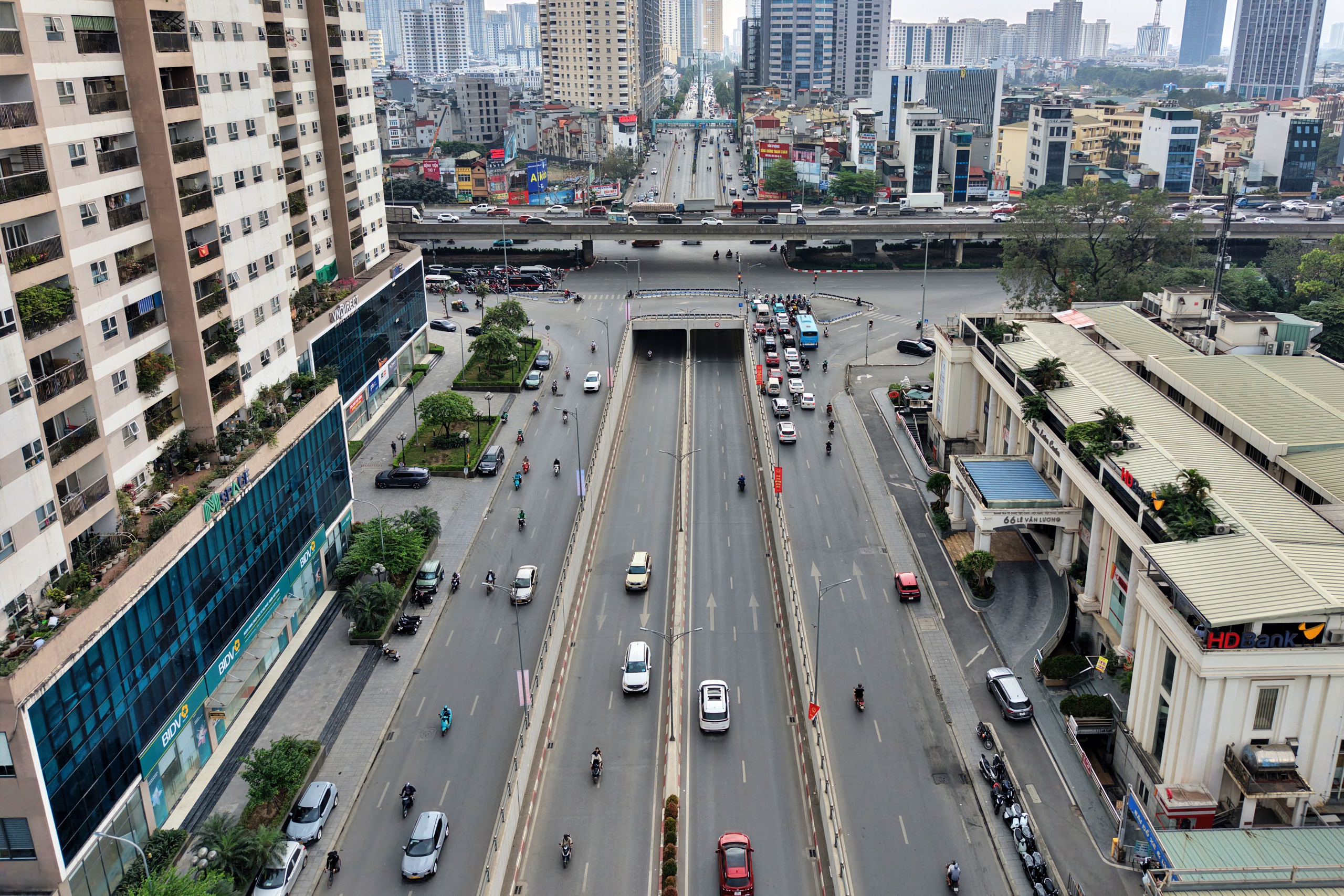 Nhiều vết nứt tại hầm chui 700 tỉ đồng ở Hà Nội 8 Hầm chui 700 tỉ đồng ở Hà Nội xuất hiện nhiều vết nứt - Ảnh 8.