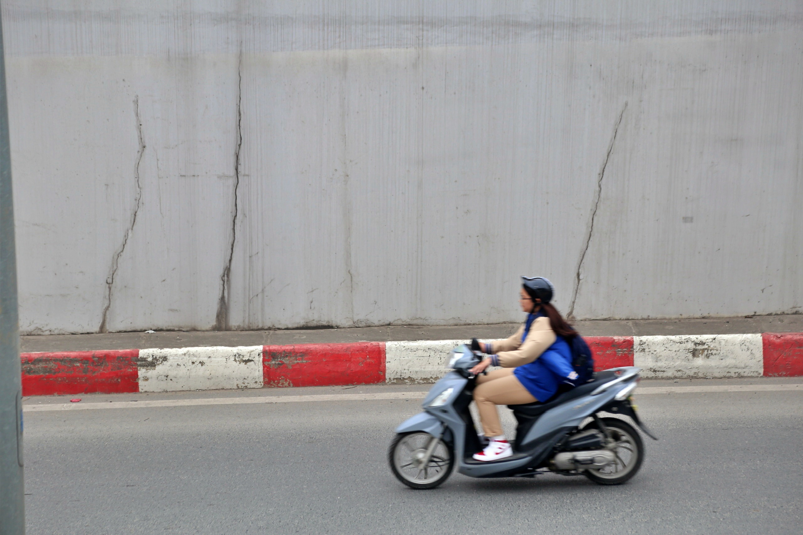 Nhiều vết nứt tại hầm chui 700 tỉ đồng ở Hà Nội 9 Hầm chui 700 tỉ đồng ở Hà Nội xuất hiện nhiều vết nứt - Ảnh 9.