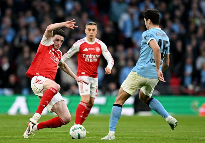 Declan Rice (trái) tranh chấp bóng với Abdukodir Khusanov. Ảnh: Arsenal FC