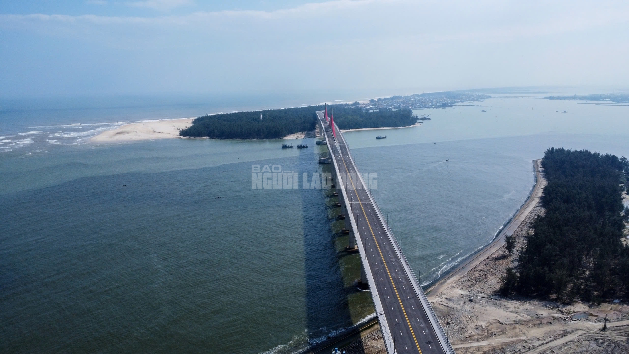 Kế hoạch thông xe cầu vượt cửa biển lớn nhất miền Trung 2 Tiết lộ kế hoạch thông xe cầu vượt cửa biển lớn nhất miền Trung - Ảnh 2.