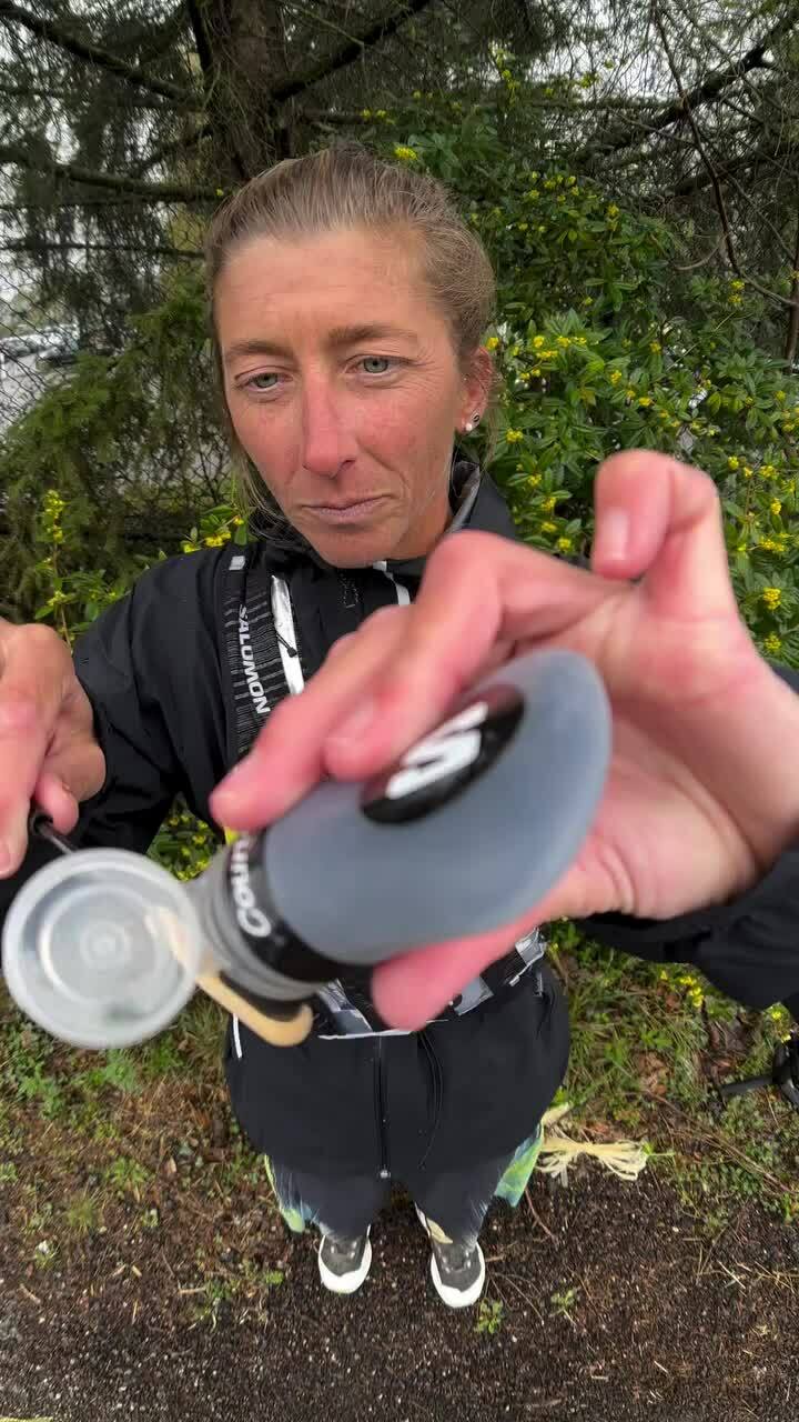 VĐV đánh răng khi thi đấu ultra marathon