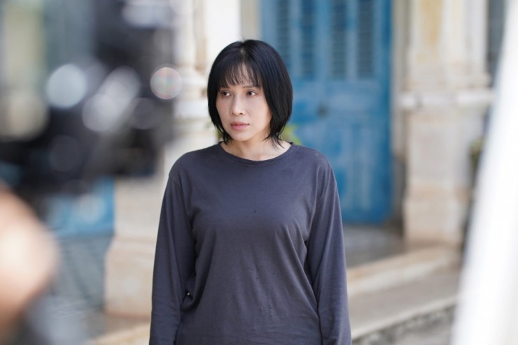 Nhan sắc gợi cảm của nữ chính phim kinh dị Quỷ nhập tràng 2 3 Trong vai Minh Như – người phụ nữ bị nhập trong Quỷ nhập tràng 1, Khả Như khiến khán giả ám ảnh bởi loạt phân đoạn nặng đô, từ ăn đồ sống đến những khoảnh khắc biến dạng tâm lý ghê rợn. Thành công của vai diễn không chỉ giúp phim lập kỷ lục doanh thu mà còn khiến hình ảnh Minh Như trở thành biểu tượng khó quên của dòng phim kinh dị Việt.