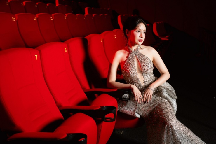 Nhan sắc gợi cảm của nữ chính phim kinh dị Quỷ nhập tràng 2 4 Chia sẻ về lần trở lại với Quỷ nhập tràng 2, Khả Như cho biết: "Tôi thấy phần 2 nặng đô hơn rất nhiều. Cảnh nào cũng nổi da gà. Riêng cảnh ngã xuống hồ nhuộm là ám ảnh thật sự với tôi". Theo Khả Như, phần tiền truyện sẽ là “khởi đầu cho tất cả”, nơi những câu hỏi ở phần 1 sẽ dần có lời giải, và khán giả sẽ hiểu rõ vì sao mọi bi kịch lại xảy ra.