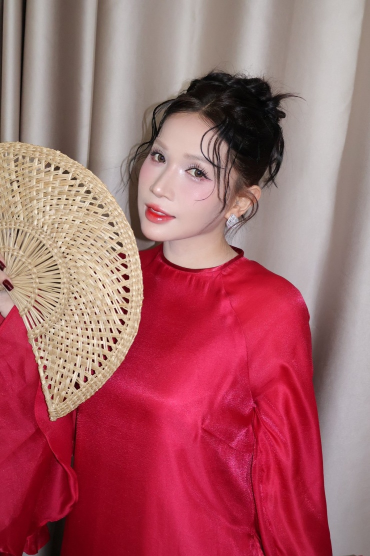 Nhan sắc gợi cảm của nữ chính phim kinh dị Quỷ nhập tràng 2 7 Bên cạnh vai trò diễn viên, Khả Như còn lấn sân kinh doanh. Sau 15 năm hoạt động nghệ thuật kết hợp kinh doanh, nữ diễn viên tích góp được khối tài sản đáng nể. Năm 2020, cô đảm nhận vai trò giám đốc điều hành một công ty truyền thông. Công ty mà Khả Như làm việc hoạt động trong lĩnh vực đầu tư phim ảnh. Một số phim họ đã đầu tư như: Trạng Quỳnh, Anh thầy ngôi sao, Siêu quậy có bầu, Chị chị em em...