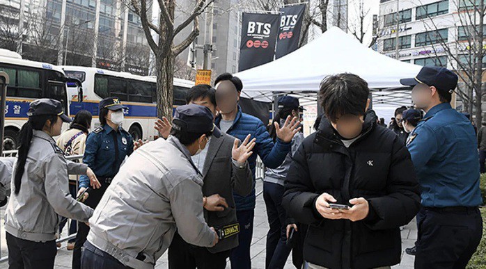 Cảnh sát chặn người mang dao, súng điện vì đêm nhạc BTS 1 Cảnh sát chặn người mang dao, súng điện vì đêm nhạc BTS - 1