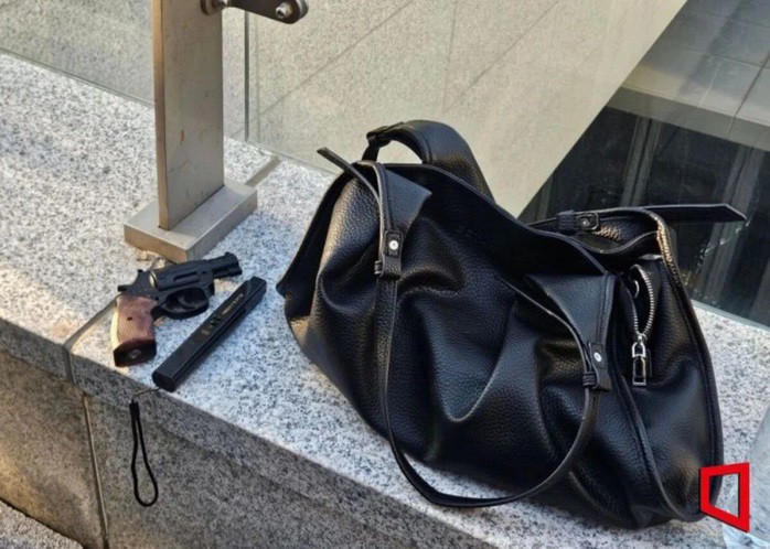 Cảnh sát chặn người mang dao, súng điện vì đêm nhạc BTS 3 Cảnh sát chặn người mang dao, súng điện vì đêm nhạc BTS - 2