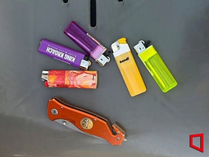 Cảnh sát chặn người mang dao, súng điện vì đêm nhạc BTS 4 Cảnh sát chặn người mang dao, súng điện vì đêm nhạc BTS - 3