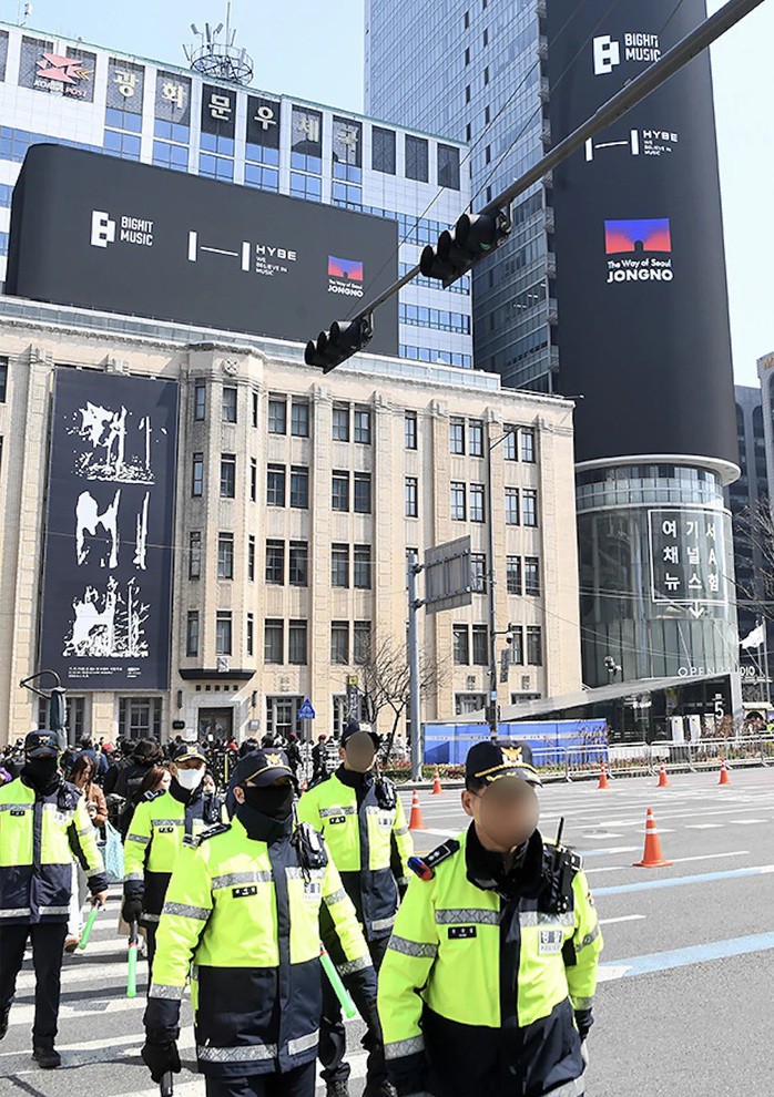 Cảnh sát chặn người mang dao, súng điện vì đêm nhạc BTS 5 Cảnh sát chặn người mang dao, súng điện vì đêm nhạc BTS - 4