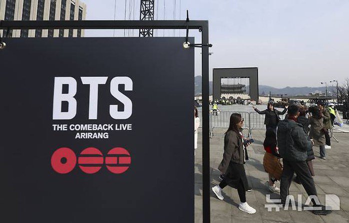 Cảnh sát chặn người mang dao, súng điện vì đêm nhạc BTS 6 Cảnh sát chặn người mang dao, súng điện vì đêm nhạc BTS - 5