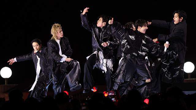 Cảnh sát chặn người mang dao, súng điện vì đêm nhạc BTS 9 Cảnh sát chặn người mang dao, súng điện vì đêm nhạc BTS - 8