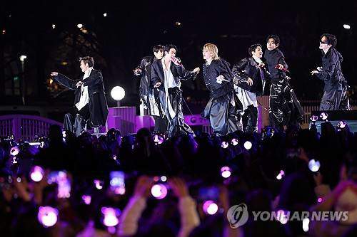 Cảnh sát chặn người mang dao, súng điện vì đêm nhạc BTS 10 Cảnh sát chặn người mang dao, súng điện vì đêm nhạc BTS - 9