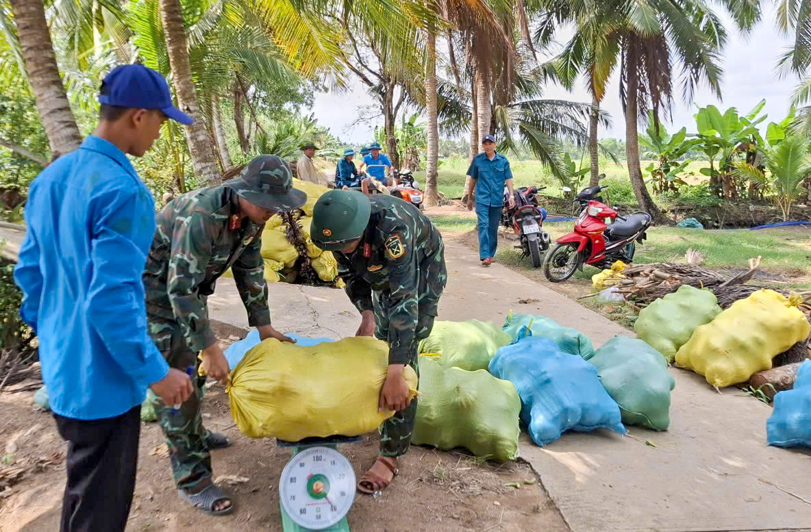 ‘Giải cứu’ hàng trăm tấn bí đỏ tồn đọng ở Cà Mau 3 giải cứu - Ảnh 3.