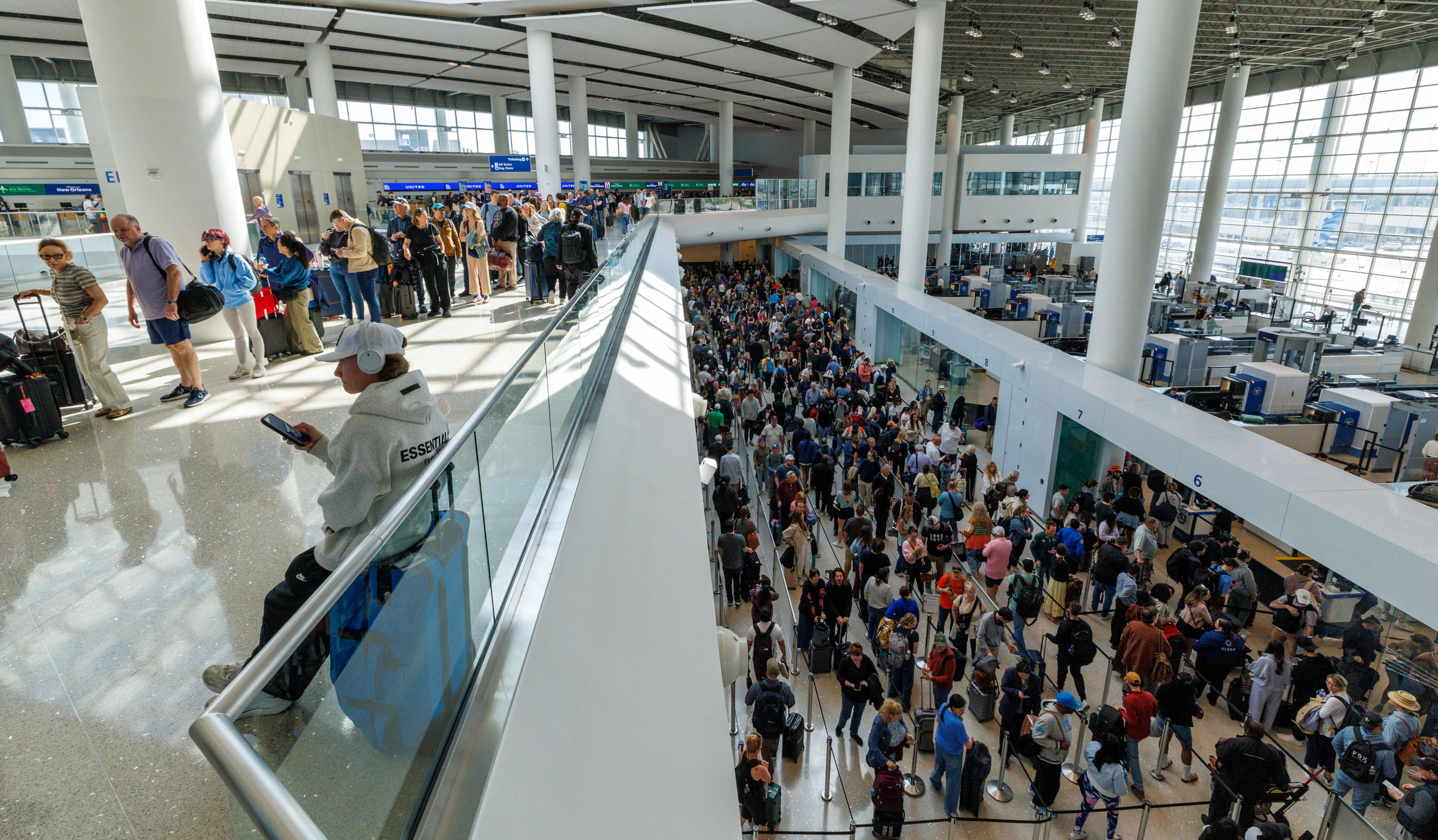 Nhân viên an ninh nghỉ hàng loạt, nhiều sân bay Mỹ quá tải 2 Nhân viên an ninh nghỉ hàng loạt, nhiều sân bay Mỹ - Ảnh 2.