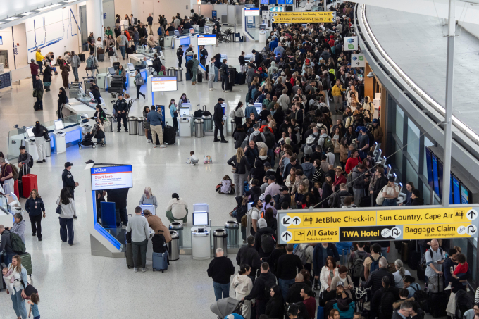 Hành khách xếp hàng dài chờ kiểm tra an ninh tại sân bay John F. Kennedy, New York, ngày 22/3. Ảnh: AP