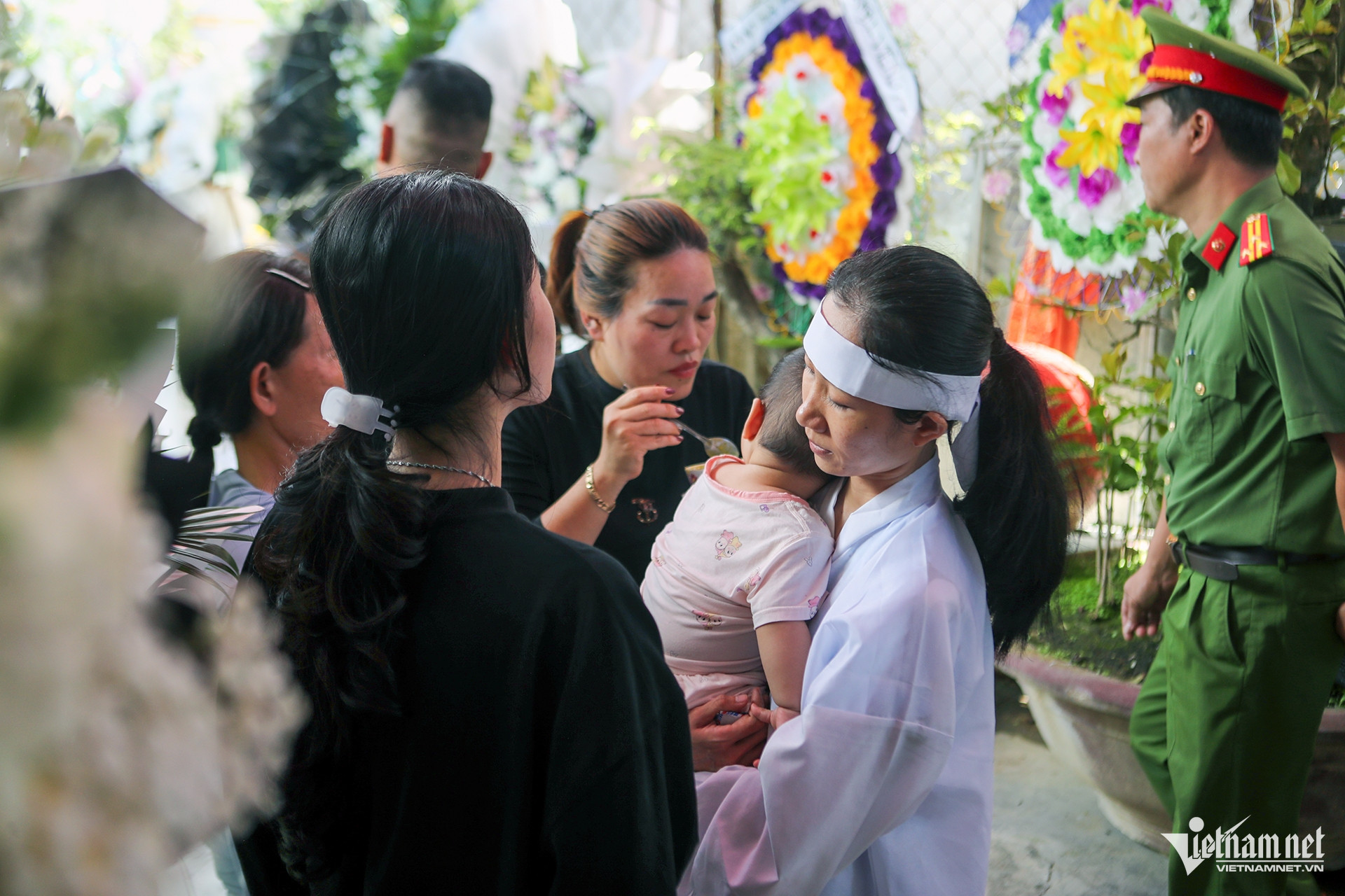 Căn nhà nhỏ ngày tang lễ của Thiếu tá hy sinh trong vụ Căn nhà nhỏ ngày tang lễ của Thiếu tá hy sinh trong vụ