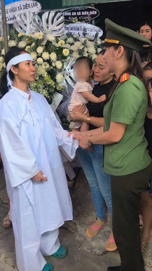 Căn nhà nhỏ ngày tang lễ của Thiếu tá hy sinh trong vụ Căn nhà nhỏ ngày tang lễ của Thiếu tá hy sinh trong vụ