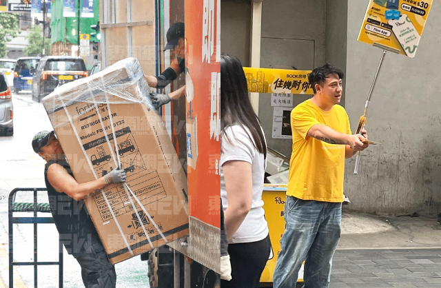 Nam thần thanh xuân bị hủy hoại vì 1 scandal: Giờ đi phát tờ rơi khuân vác, xin từng hộp sữa nuôi 4 con thơ- Ảnh 2.