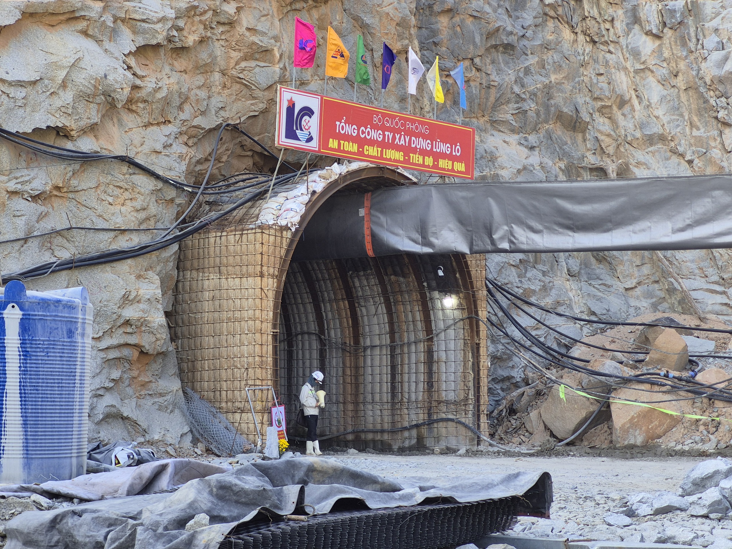 Thủy điện tích năng lớn nhất Đông Nam Á làm 'pin nước khổng lồ' xuyên núi chạy đua tiến độ 3 thủy điện tích năng - Ảnh 3.