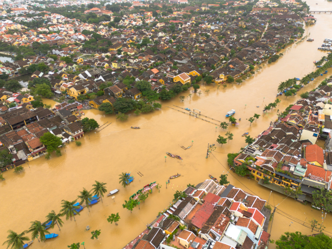 Lũ từ thượng nguồn khiến phố cổ Hội An (TP Đà Nẵng) ngập tháng 11/2025. Ảnh: Văn Đông