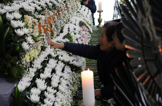 Hé lộ cuộc gọi cuối cùng đầy nước mắt trong vụ cháy nhà máy khiến 64 người thương vong ở Hàn Quốc- Ảnh 2. Hé lộ cuộc gọi cuối cùng đầy nước mắt trong vụ cháy nhà máy khiến 64 người thương vong ở Hàn Quốc- Ảnh 2.