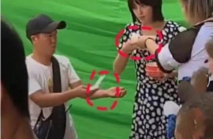 Mỹ nhân phim cung đấu ăn đậu hủ thối vô tư nhả vào tay trợ lý- Ảnh 5.