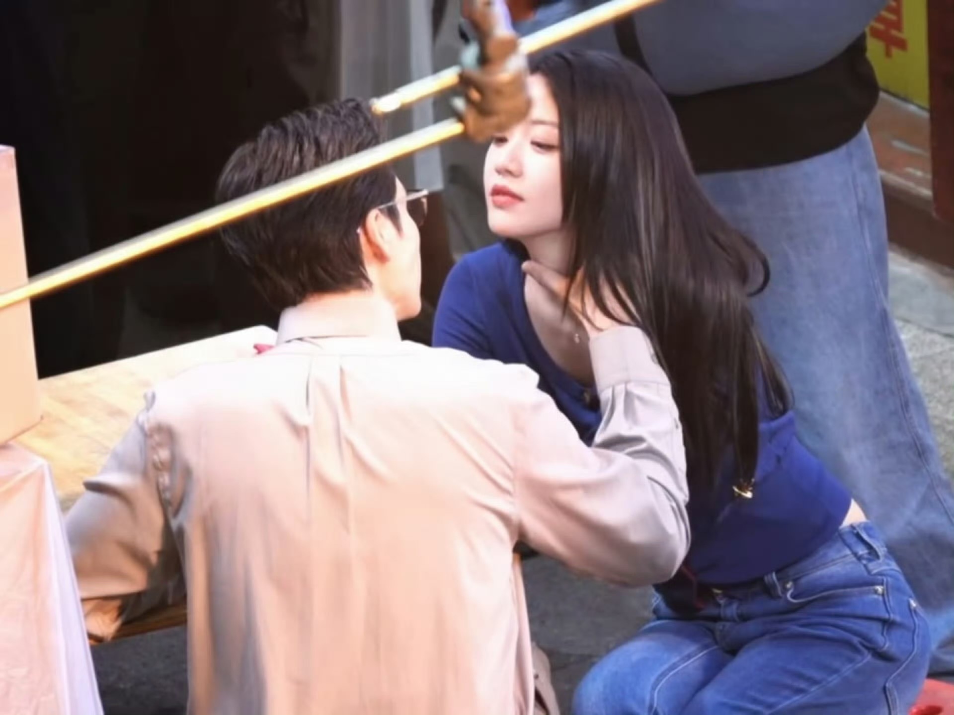 Công chúa thả dáng trên đường khiến cả triệu người mê đắm, vòng 1 hững hờ sáng bừng cả con phố- Ảnh 3.