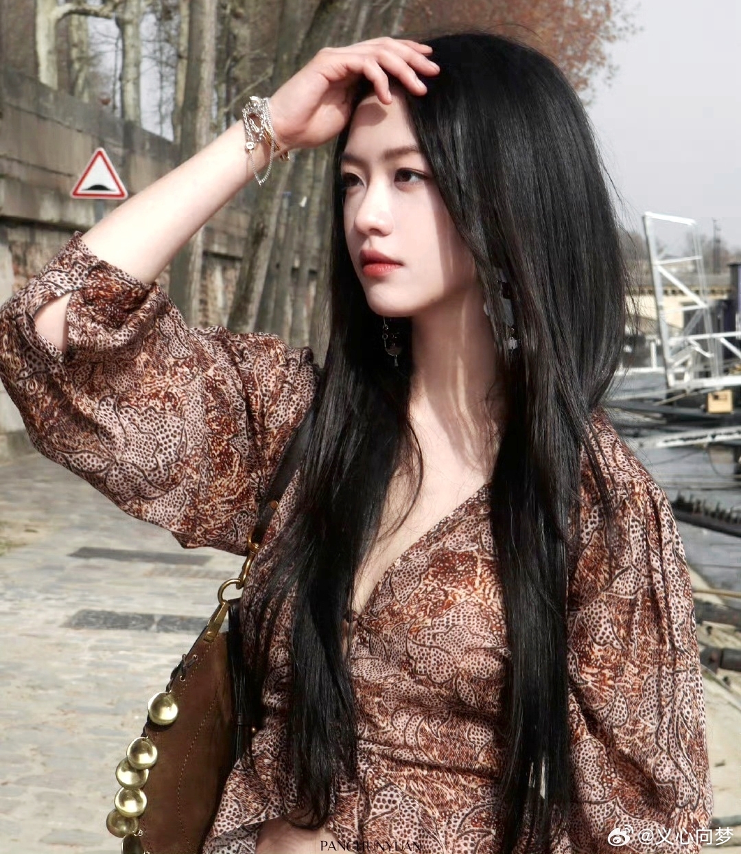 Công chúa thả dáng trên đường khiến cả triệu người mê đắm, vòng 1 hững hờ sáng bừng cả con phố- Ảnh 5.