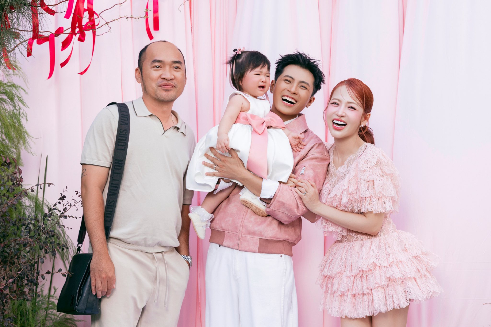 Tiệc thôi nôi quy tụ cả showbiz của con gái Puka: Hoà Minzy lẻ bóng, 1 đôi lộ diện giữa tin đồn có tin vui- Ảnh 8.